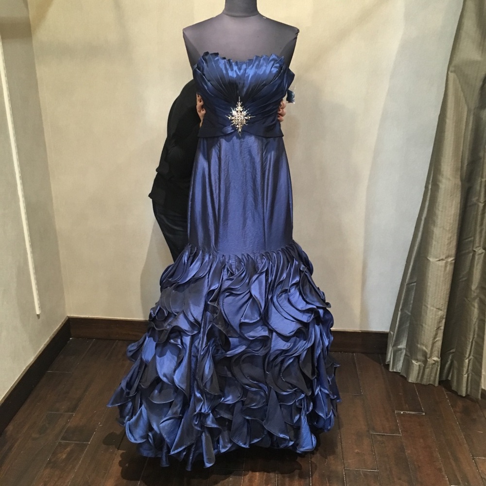 Tony Bowls Size 4 Gown